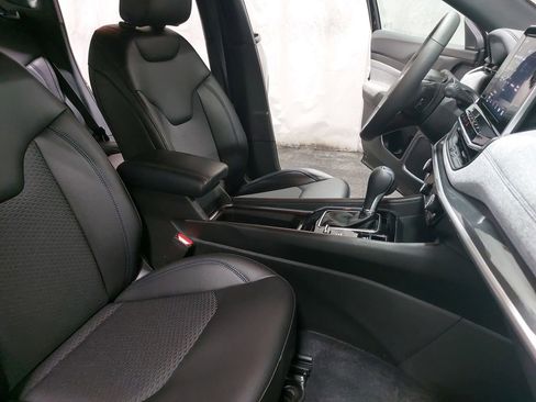 Used 2025 Jeep Compass Latitude image 10