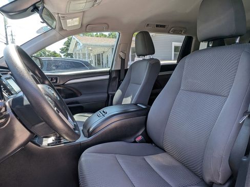Used 2018 Toyota Highlander LE FWD image 17