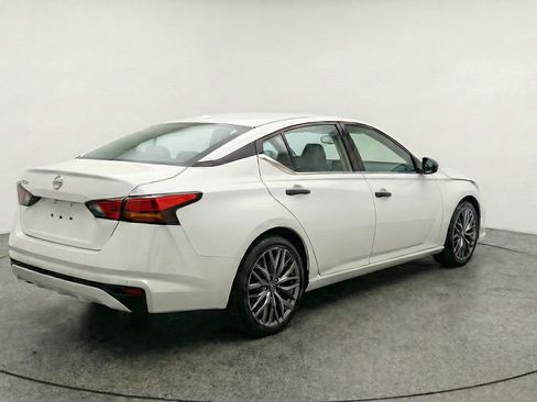 Used 2025 Nissan Altima 2.5 SV FWD image 9
