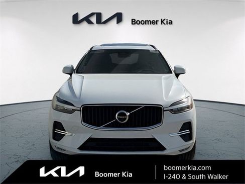 Used 2022 Volvo XC60 B5 Momentum image 2