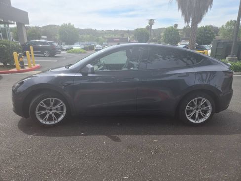 Used 2023 Tesla Model Y 2WD image 5
