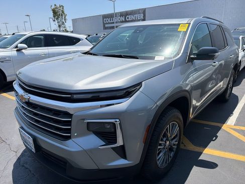 Used 2024 Chevrolet Traverse LT w/ LPO, Floor Liner Package FWD image 2