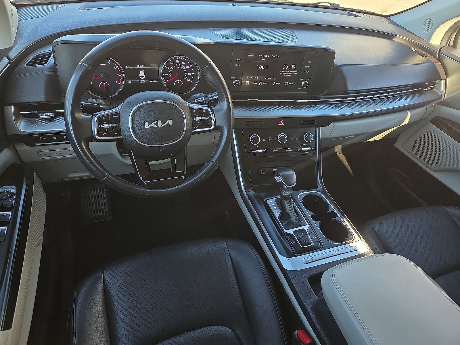 Used 2023 Kia Carnival LX FWD image 11