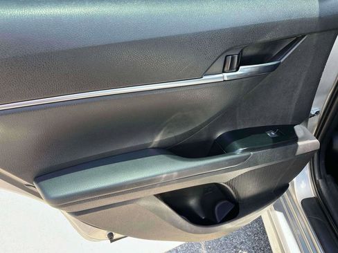 Used 2019 Toyota Camry SE FWD image 5