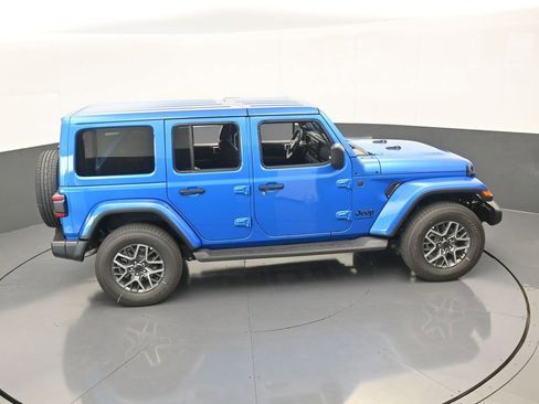 Used 2025 Jeep Wrangler Sahara AWD/4WD image 51