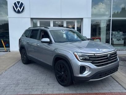 Used 2024 Volkswagen Atlas SE w/ Black Wheel Package