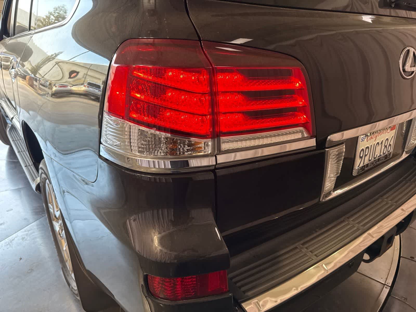 Used 2013 Lexus LX 570 4WD w/ Luxury Pkg w/Pre-crash image 10