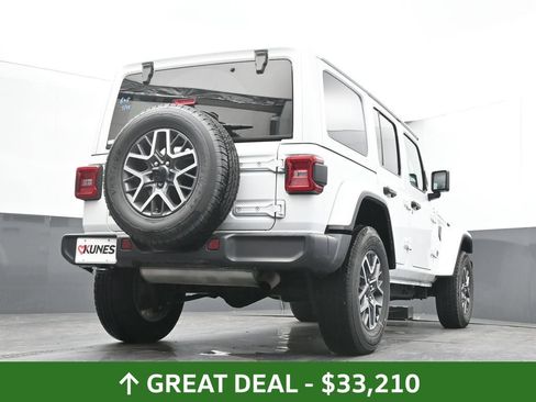 Used 2025 Jeep Wrangler Unlimited Sahara AWD/4WD image 37