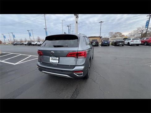 Used 2024 Volkswagen Taos SE image 7