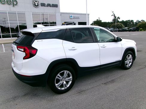 Used 2024 GMC Terrain SLE FWD image 4