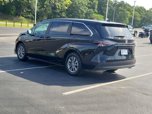 Certified 2026 Toyota Sienna LE FWD image 4