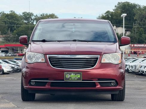 Used 2014 Chrysler Town & Country Touring image 1