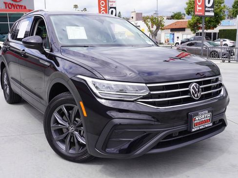 Used 2022 Volkswagen Tiguan SE FWD image 2