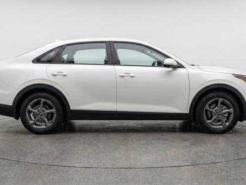 Used 2025 Kia K4 LXS image 11