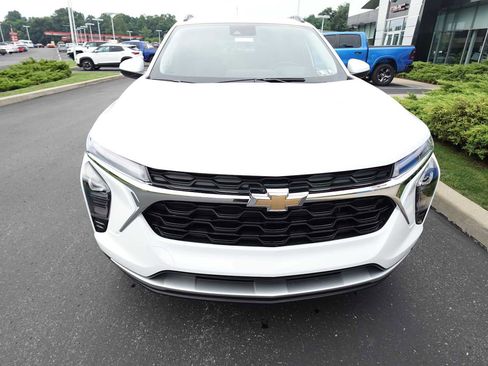 Used 2025 Chevrolet Trax LT w/ Driver Confidence Package image 8