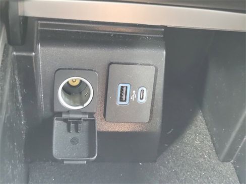 Used 2023 Ford Explorer XLT image 27