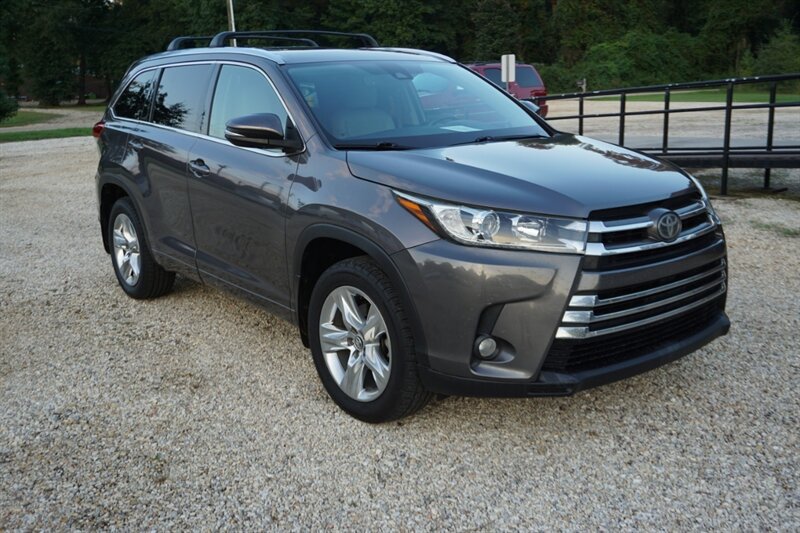 Used 2018 Toyota Highlander Limited FWD image 2