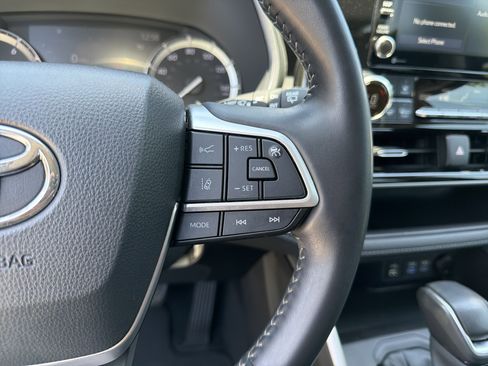 Used 2022 Toyota Highlander XLE FWD image 26