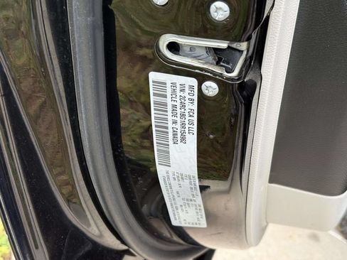 Used 2024 Chrysler Pacifica Touring-L FWD image 36