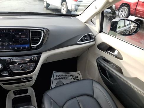 Certified 2024 Chrysler Pacifica Touring-L image 15