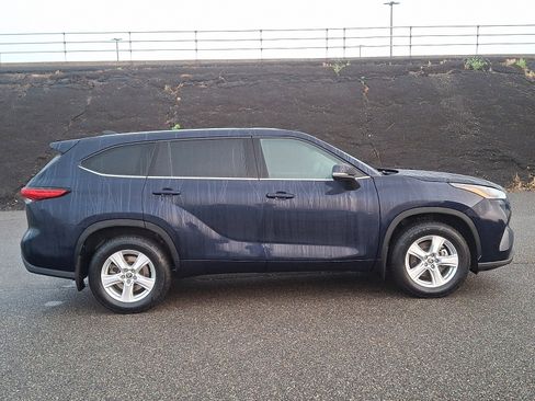 Used 2022 Toyota Highlander LE image 7