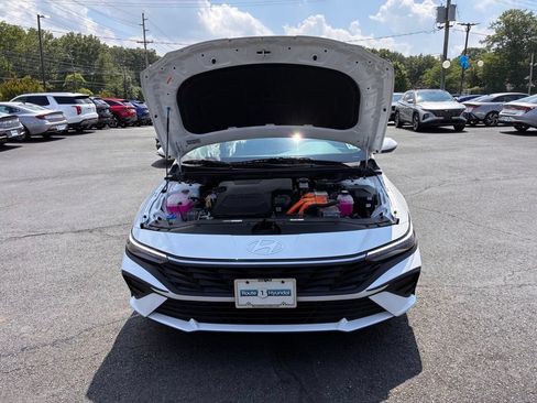 Used 2025 Hyundai Elantra Hybrid FWD image 10