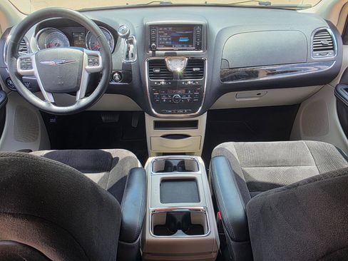 Used 2015 Chrysler Town & Country Touring w/ Driver Convenience Group FWD image 14