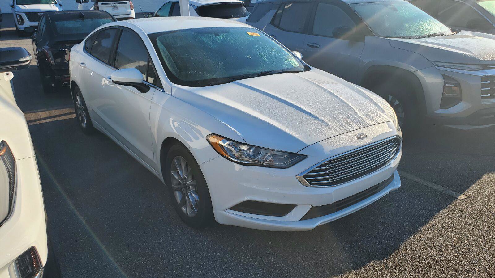 Used 2017 Ford Fusion SE w/ Fusion SE Technology Package FWD image 2