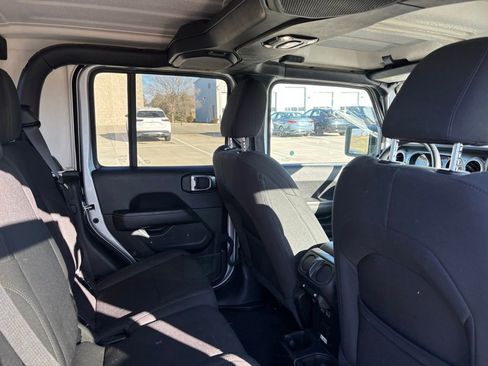 Used 2023 Jeep Gladiator Overland image 9