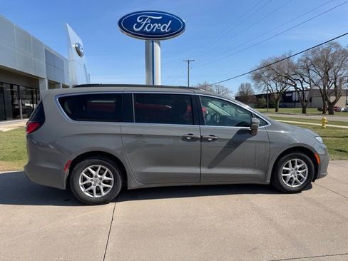 Used 2022 Chrysler Pacifica Touring-L image 8