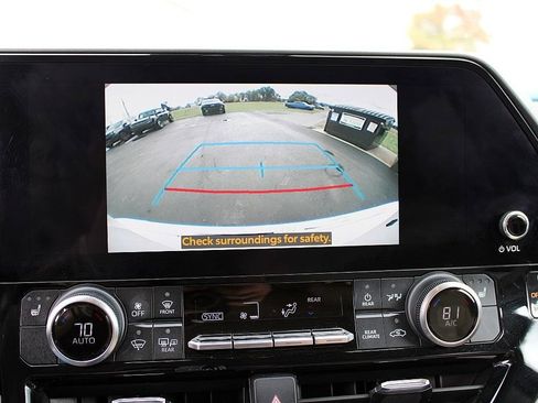 Used 2023 Toyota Highlander L image 18