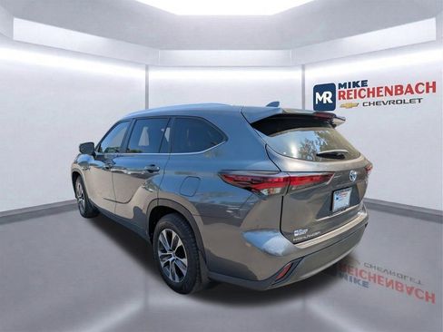 Used 2024 Toyota Highlander XLE FWD image 6