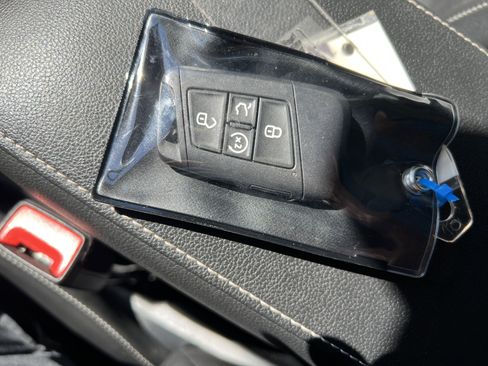 Certified 2023 Volkswagen Tiguan SE image 34