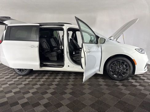 Used 2021 Chrysler Pacifica Touring-L w/ Premium & Safety Sphere Group image 16