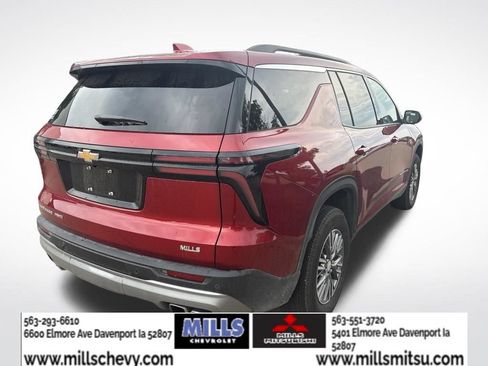 Used 2025 Chevrolet Traverse LT AWD/4WD image 3