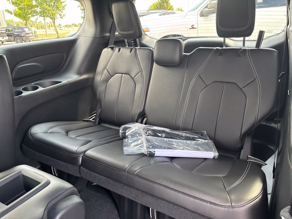 New 2027 Chrysler Pacifica Select FWD image 18