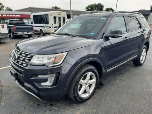 Used 2017 Ford Explorer XLT w/ Equipment Group 202A AWD/4WD image 2