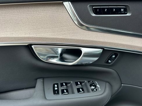 New 2025 Volvo XC90 B6 Core image 9
