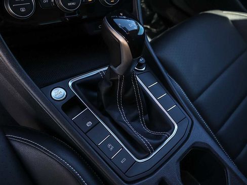 Certified 2022 Volkswagen Jetta SE image 20