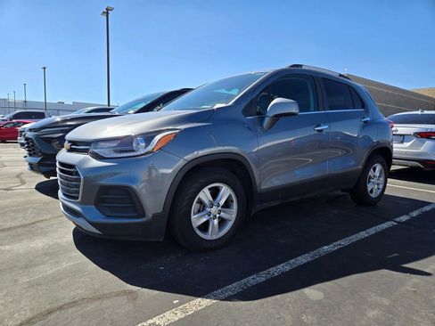 Used 2019 Chevrolet Trax LT w/ LT Convenience Package image 2