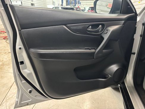 Used 2019 Nissan Rogue S AWD/4WD image 9