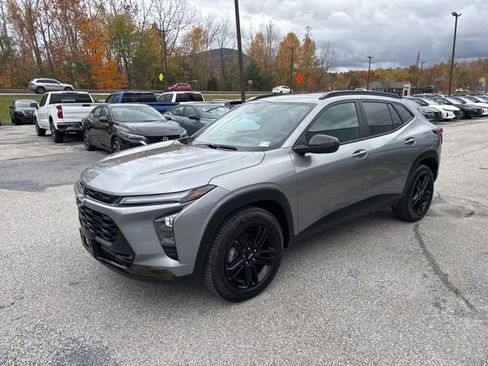 Used 2024 Chevrolet Trax ACTIV w/ Sunroof Package FWD image 32