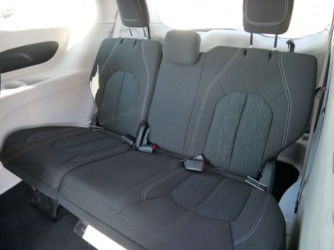 Used 2022 Chrysler Voyager LX image 33