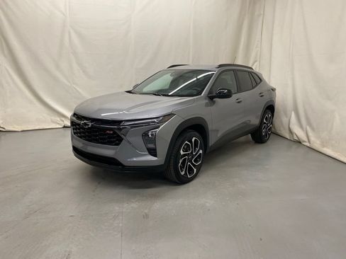 Used 2025 Chevrolet Trax RS FWD image 2