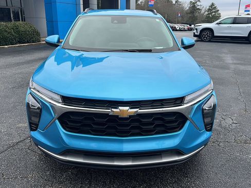 Certified 2025 Chevrolet Trax LT w/ Driver Confidence Package image 9