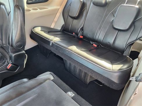 Used 2020 Chrysler Pacifica Limited image 32