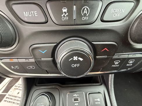 Used 2019 Jeep Cherokee Latitude Plus AWD/4WD image 29