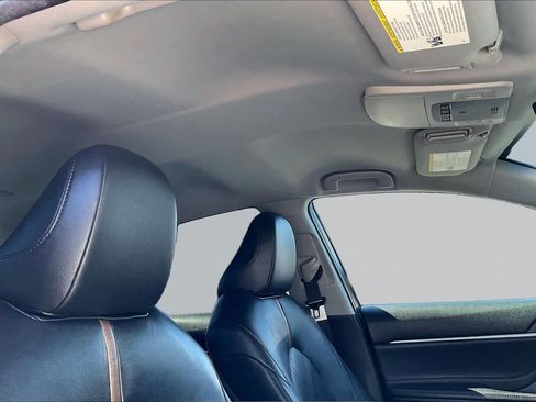 Used 2018 Toyota Camry XLE FWD image 13