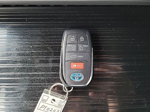 Used 2025 Toyota Sienna XSE FWD image 25