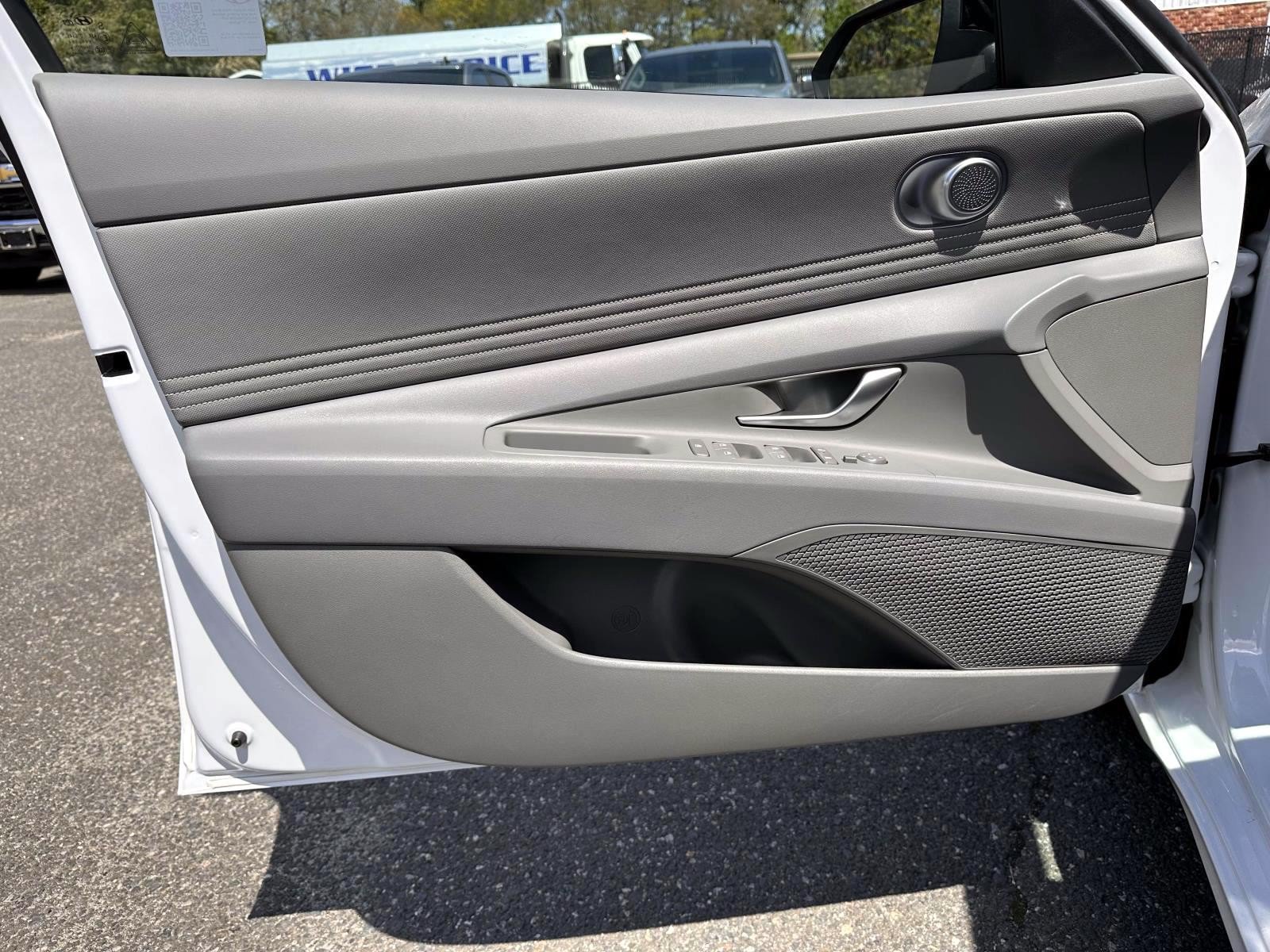 Used 2025 Hyundai Elantra Sport FWD image 8